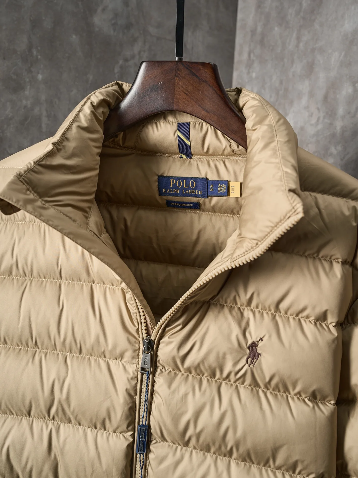 P900 Actual hanging auction】Ralph Lauren/Ralph Lauren pony logo embroidered ribs lightweight down jacket [Ready stock] S M L XL high-quality filling: 90 white duck down is selected, weighing 260g, ensuring excellent thermal insulation performance. After strict screening and processing, the velvet is not easy to drill, ensuring durability. The nylon fabric has good windproof and waterproof properties, which can effectively block the intrusion of wind and rain from the outside. It keeps the interior dry and is suitable for wearing in humid or rainy environments.  The red label on the chest is made with an imported MECLO embroidery machine. The original pattern is scanned first, and then high-quality silk thread is used to make a pattern. The density effect is adjusted by continuous pattern making.  Exquisite details: the zipper design is simple and elegant, easy to operate; the closing design of the cuffs and hem effectively prevents the intrusion of cold wind, improving the warmth and comfort of wearing.  All the hangtags, wash marks, air holes, and four-button buttons are all custom-made using original one-to-one molds.